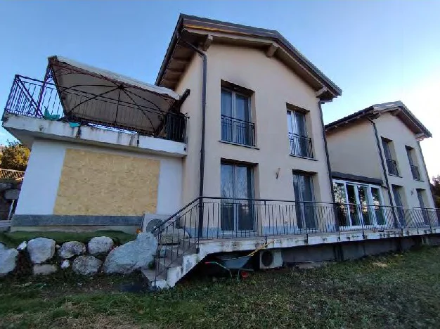 Villetta bifamiliare con area pertinenziale e terreno in Barasso