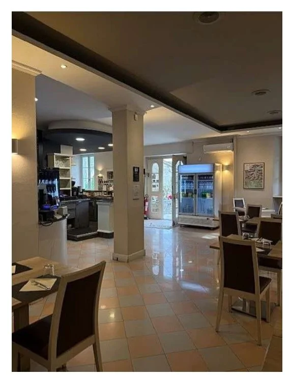 Albergo-ristorante-bar con appartamento mansardato a Mandello del Lario