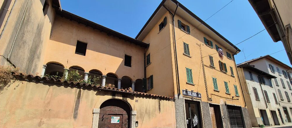Appartamento al terzo piano in centro storico a Nembro
