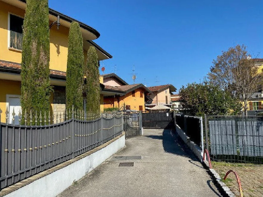 Trilocale con giardino e autorimessa in Via Adige 36/G