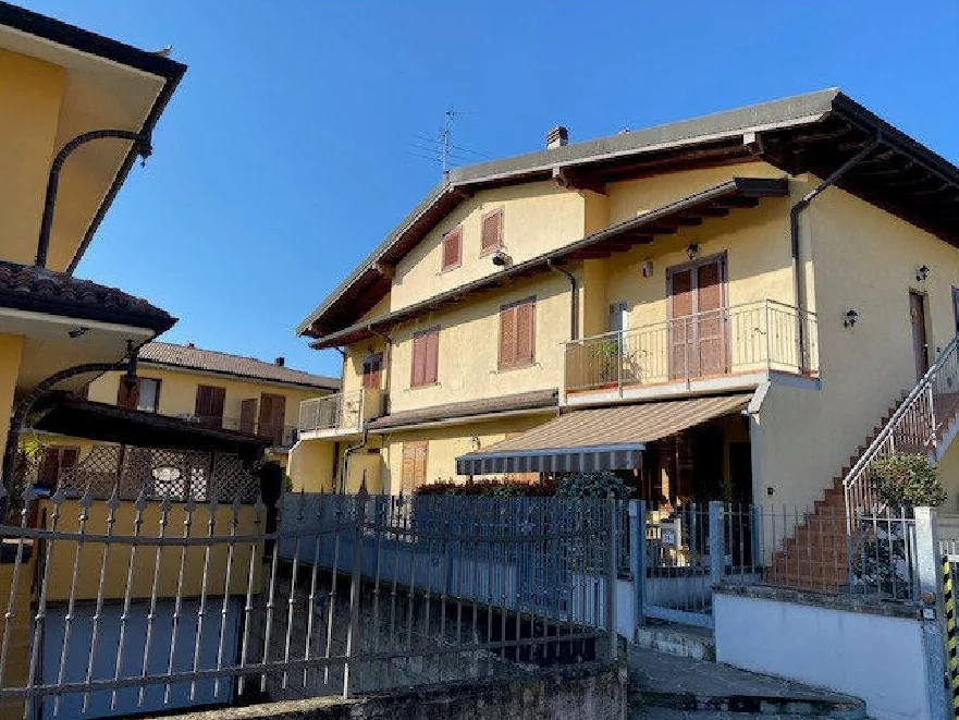 Trilocale con giardino e autorimessa in Via Adige 36/G