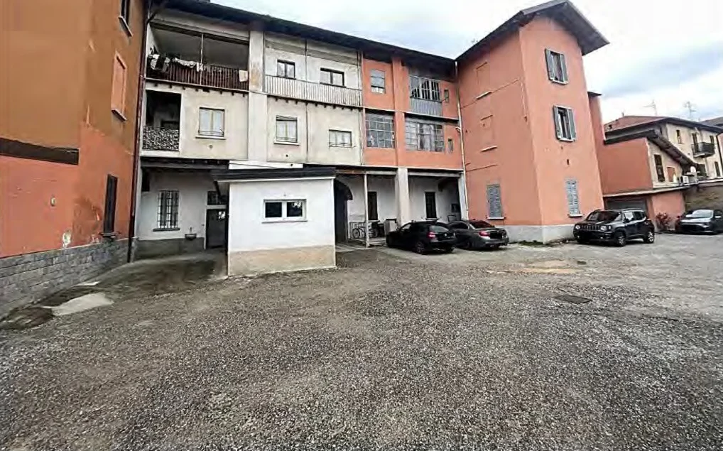 Appartamento al piano secondo in Via Sciesa 12, Vedano Olona