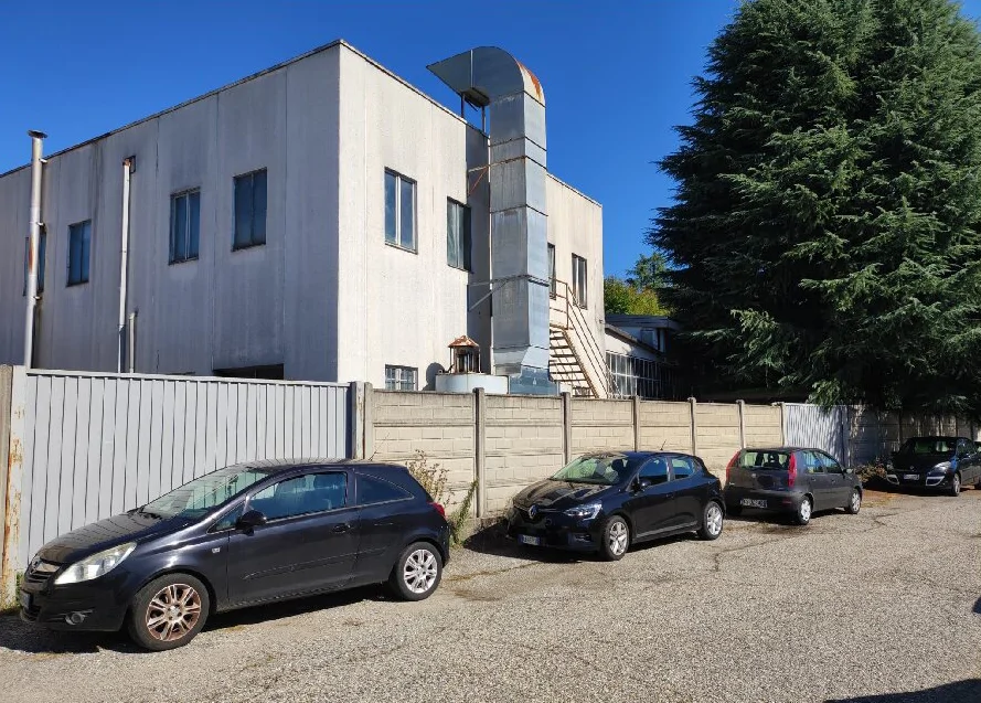 Capannone produttivo con abitazione custode, autorimessa, cabina elettrica e terreno agricolo