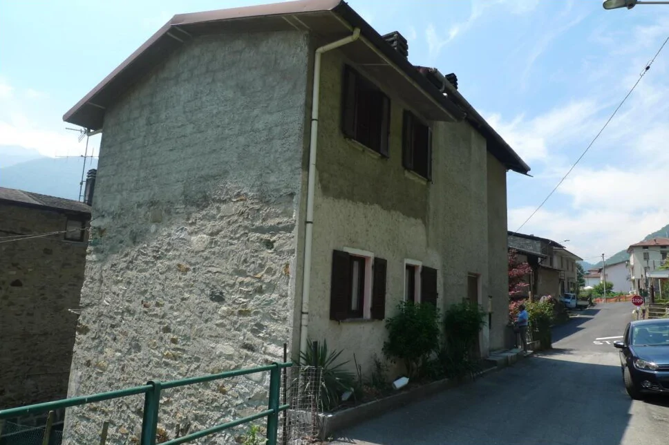 Fabbricato su tre livelli in Ardenno, via Morano 15
