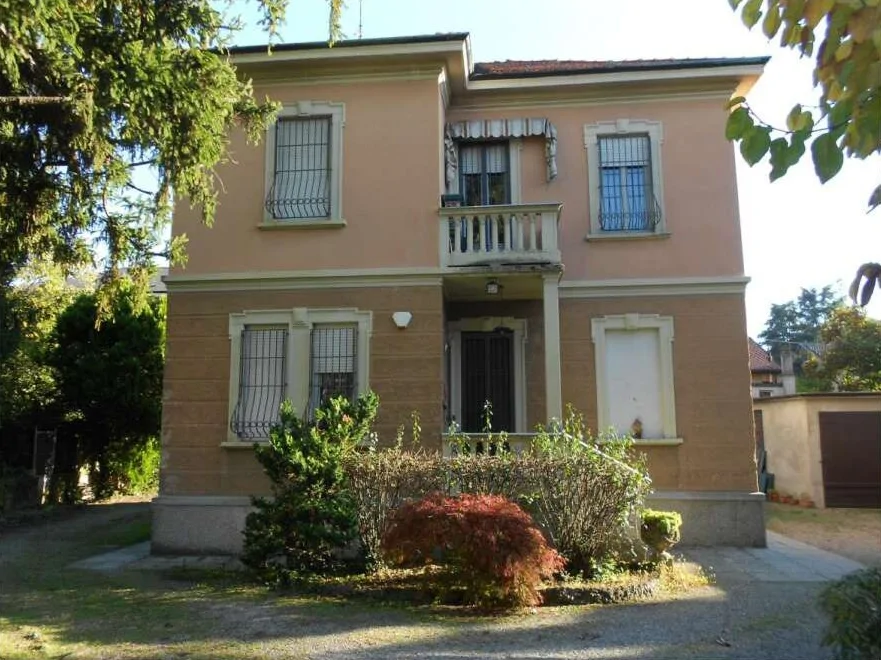 Casa bifamiliare con autorimessa in Saronno