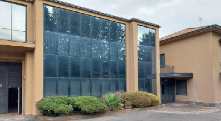 Complesso industriale ex tessitura con uffici, appartamento, sottotetto e box a Cucciago