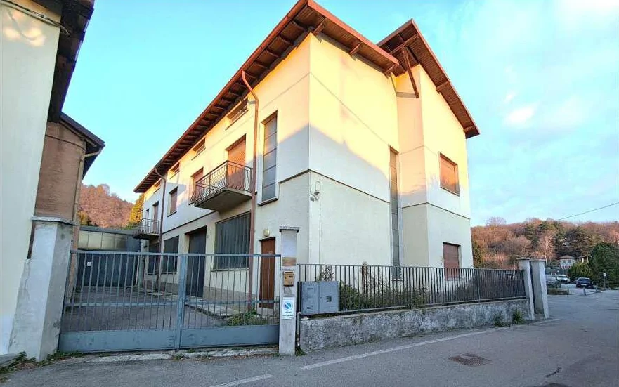 Complesso industriale con opificio, depositi e due appartamenti a Erba