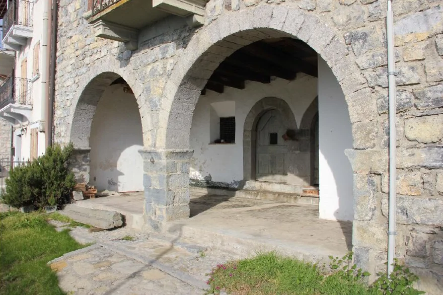 Villa singola su quattro livelli con giardino a Costa di Serina