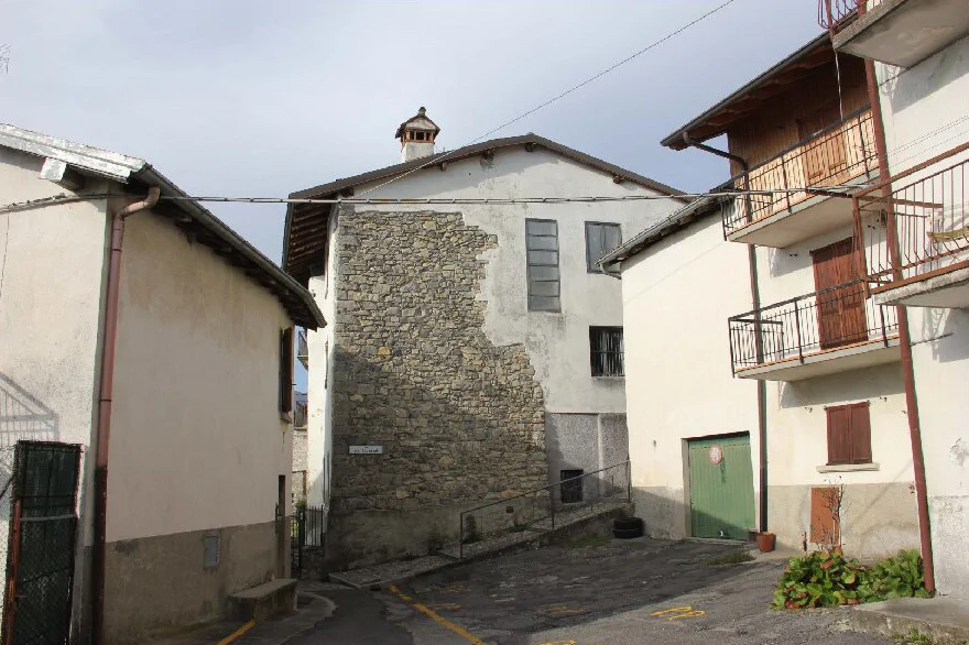 Villa singola su quattro livelli con giardino a Costa di Serina