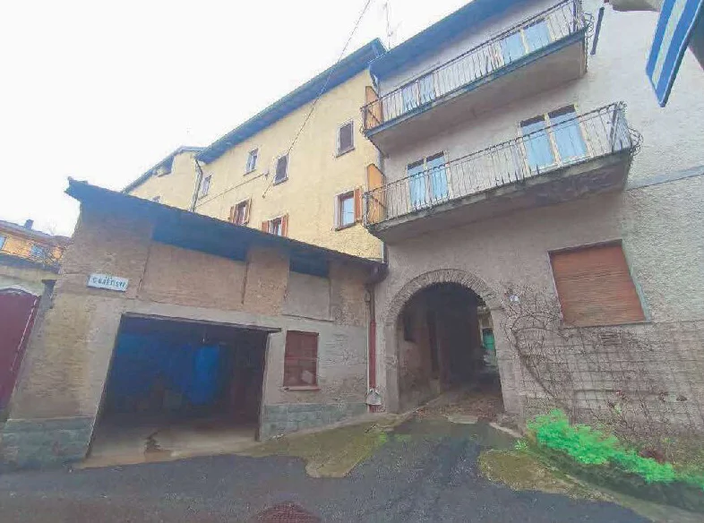 Appartamento con area esterna e lastrico solare in Ferrera di Varese