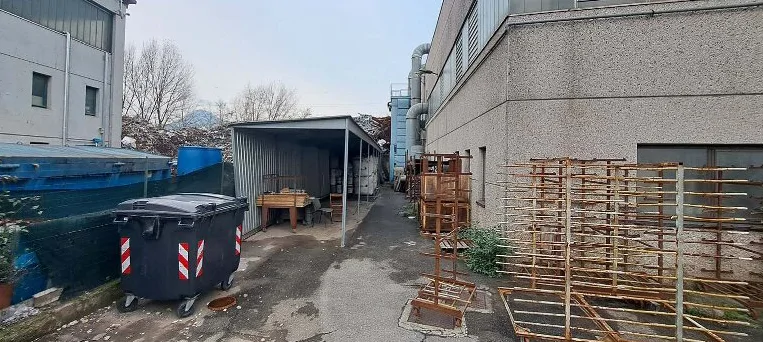 Capannone artigianale con area esterna e parcheggio