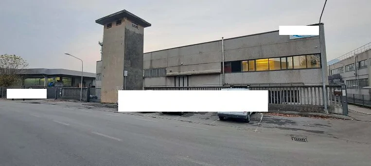 Capannone artigianale con area esterna e parcheggio