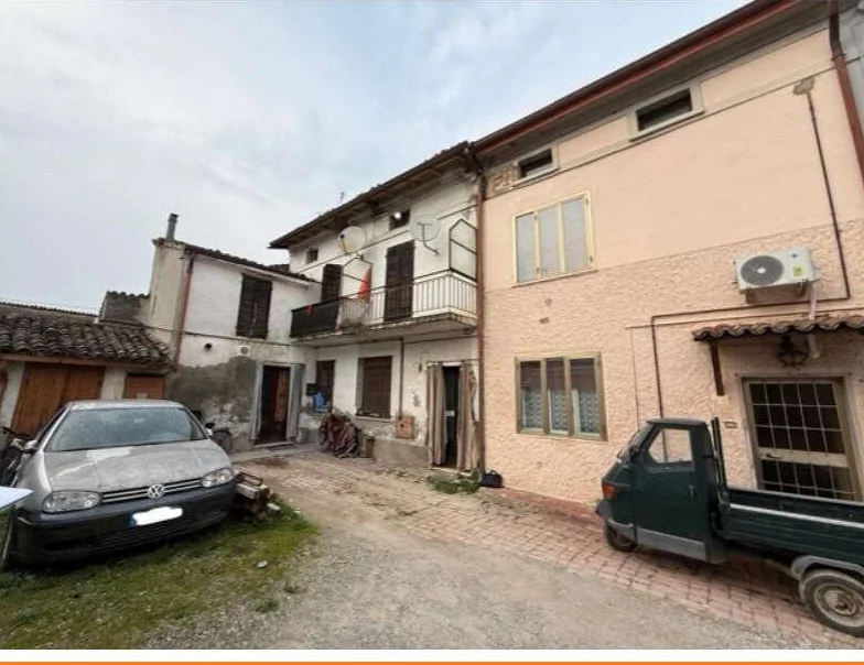 Abitazione in corte su tre livelli con cantina e aree cortilizie