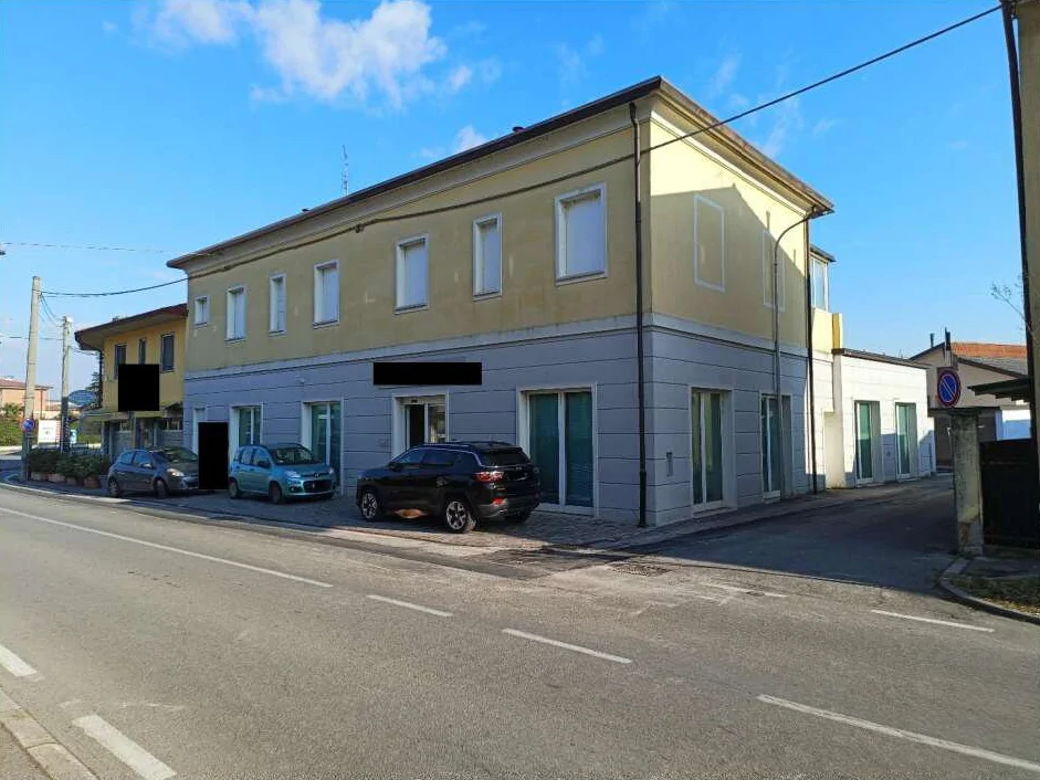 Locale commerciale adibito a istituto di credito