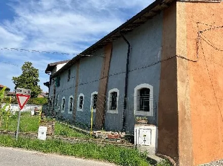 Cascina a corte chiusa in Castelvisconti con residenza, laboratorio e depositi