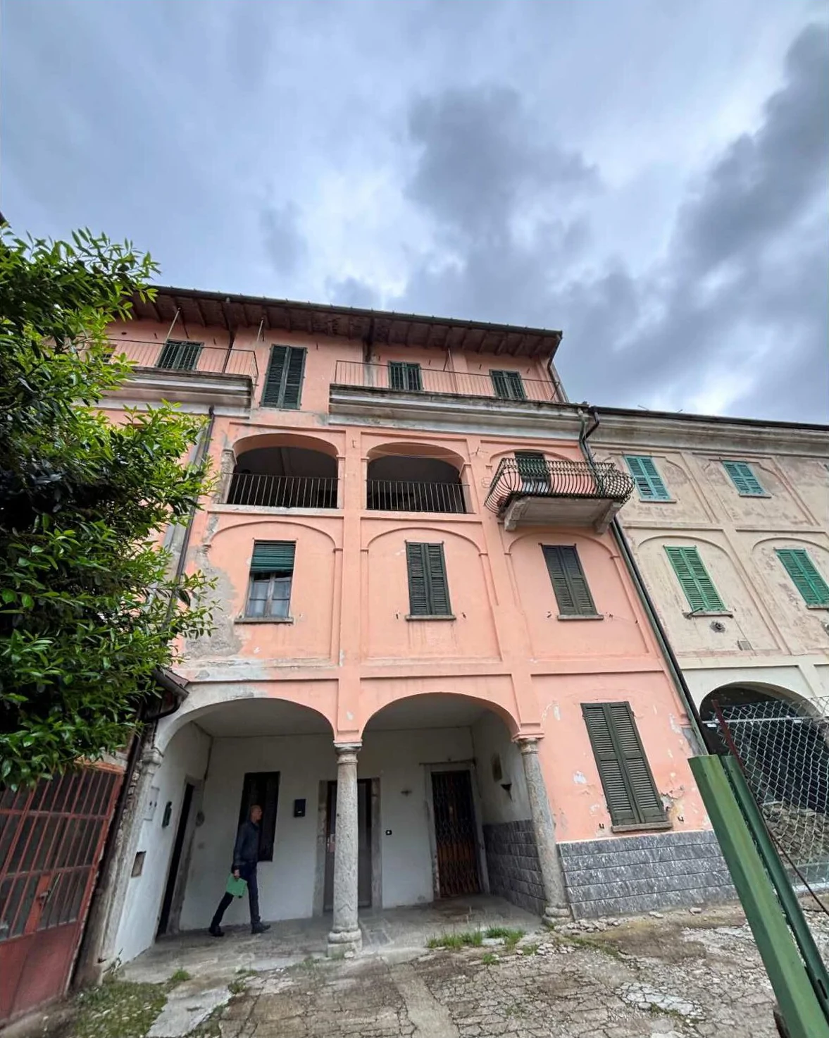 Appartamento al terzo piano con cantina e terreni in Cugliate Fabiasco