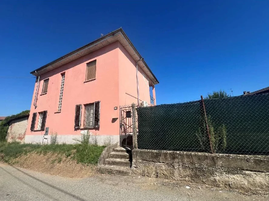 Abitazione su due livelli con portico e cortile in Palestro