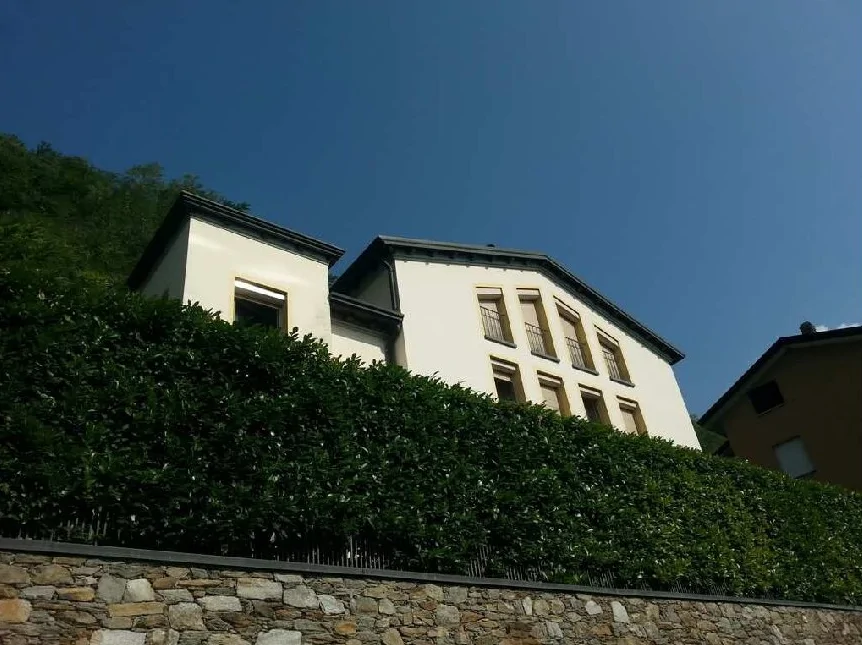 Villa unifamiliare con autorimessa e terreni in Sondrio