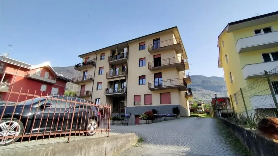 Appartamento con box, posto auto, cantina e aree urbane in Berbenno di Valtellina