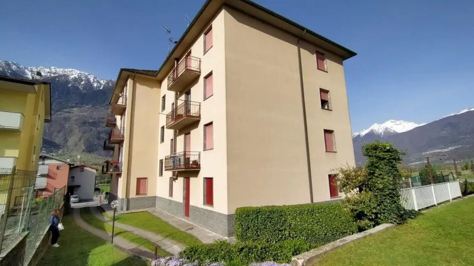 Appartamento con box, posto auto, cantina e aree urbane in Berbenno di Valtellina