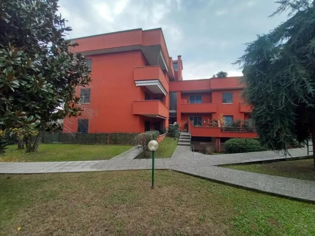 Appartamento con cantina, lastrico solare e posto auto in Pieve Emanuele