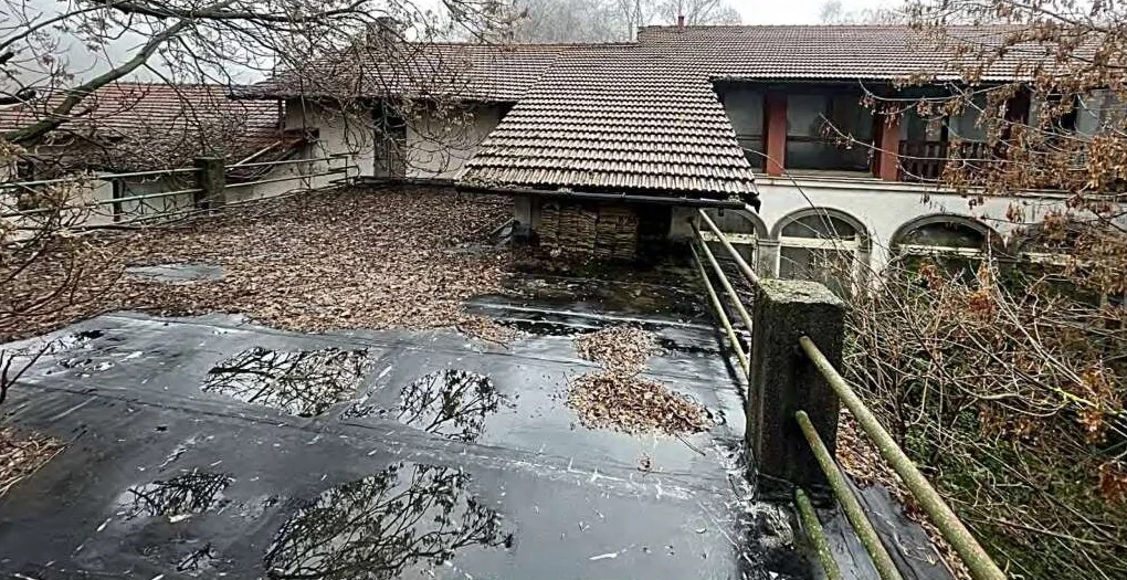 Locanda con camere su tre livelli e area di pertinenza a Induno Olona