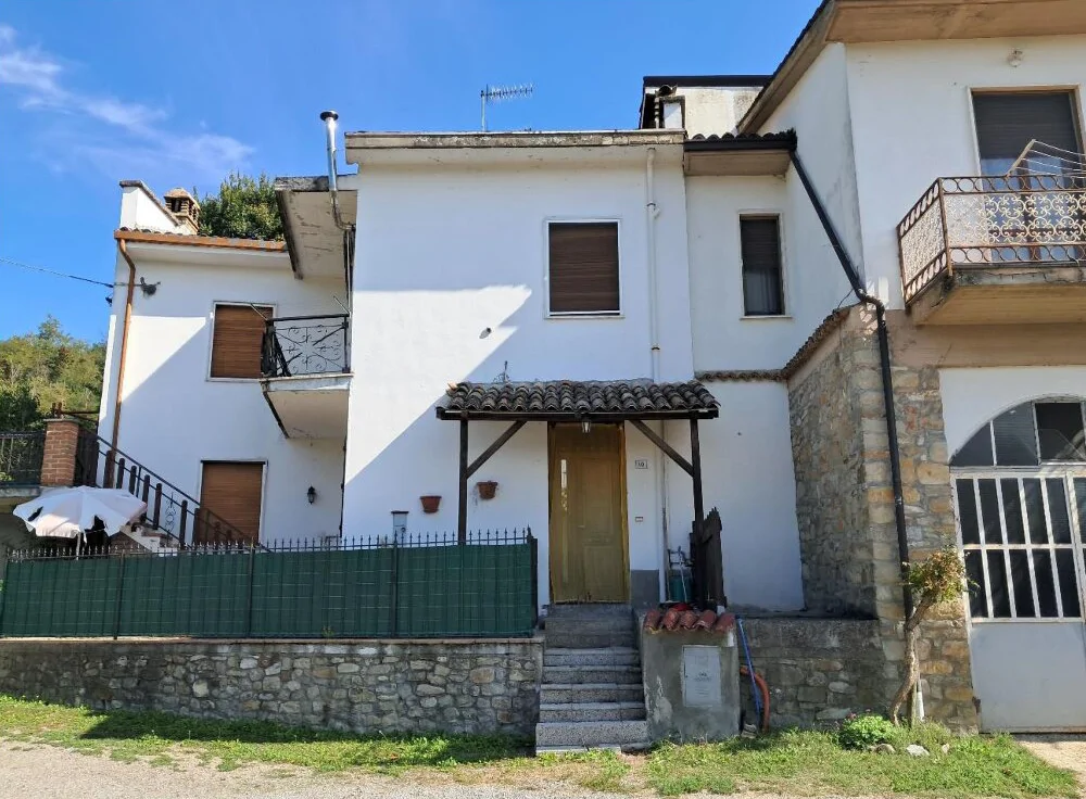 Abitazione bifamiliare con autorimessa, portico e terreno agricolo a Godiasco Salice Terme