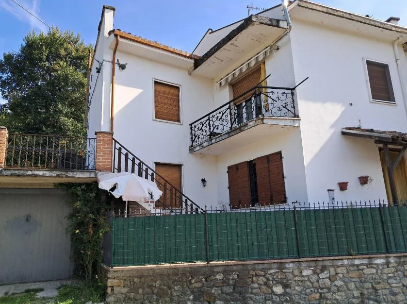 Abitazione bifamiliare con autorimessa, portico e terreno agricolo a Godiasco Salice Terme