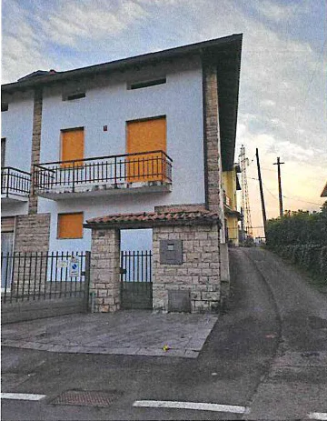 Appartamento su tre piani in via Fustina 68A