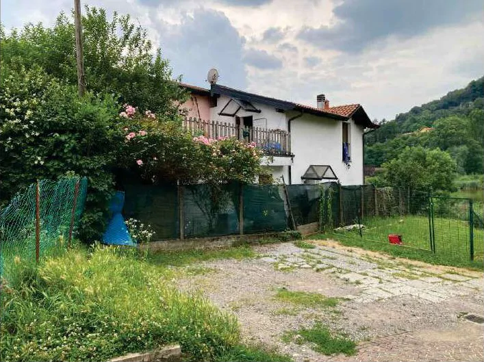 Abitazione unifamiliare con giardino e deposito in Bisuschio