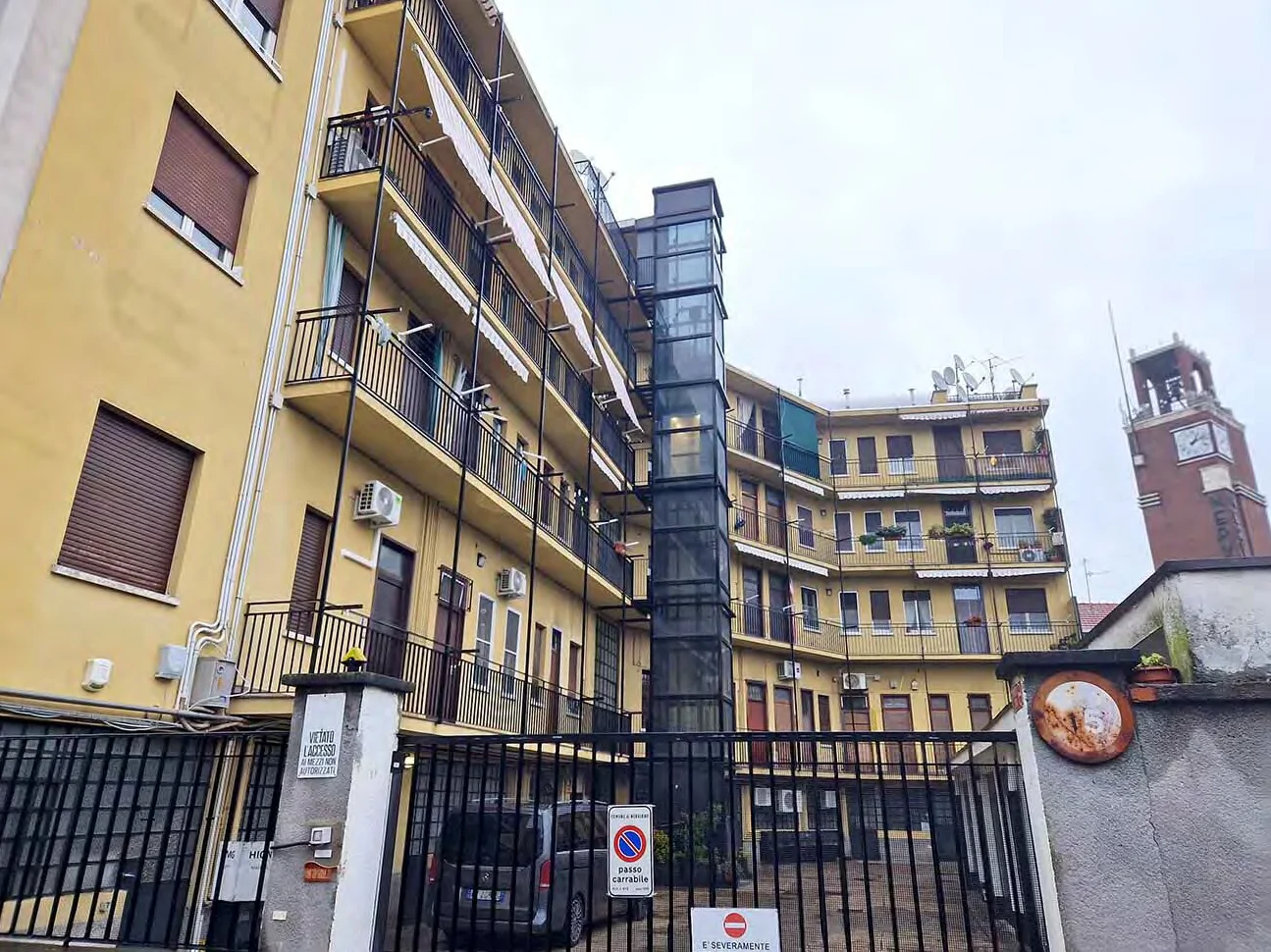 Magazzini al piano seminterrato in Nerviano, via Roma 1