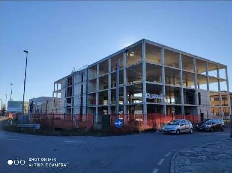 Area urbana con edificio polifunzionale in costruzione a Mozzate