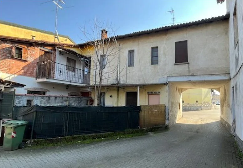 Abitazione bifamiliare con cortile a Gambolò