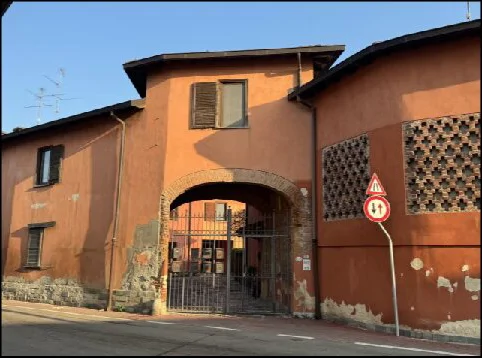 Appartamento cielo-terra con box in corte a Mulazzano