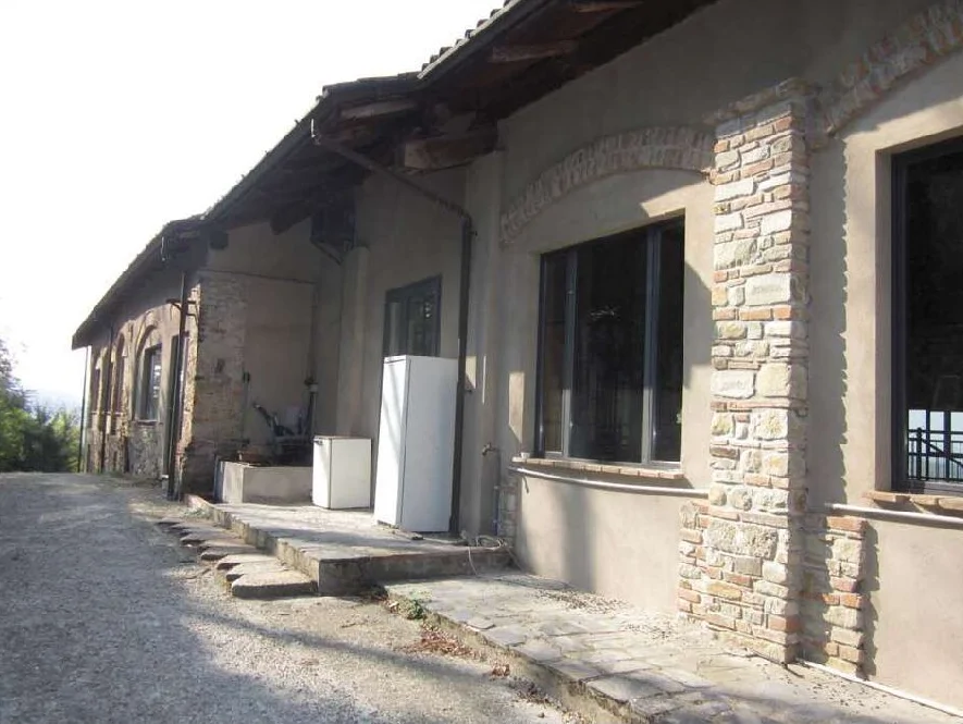 Locale polifunzionale con cantina, depositi e abitazione