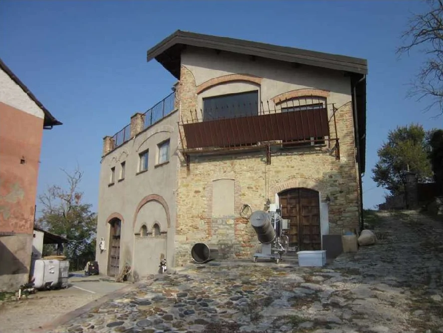 Locale polifunzionale con cantina, depositi e abitazione