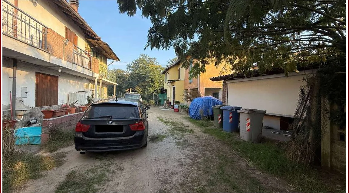 Abitazione con autorimessa, depositi e terreno agricolo a Garlasco