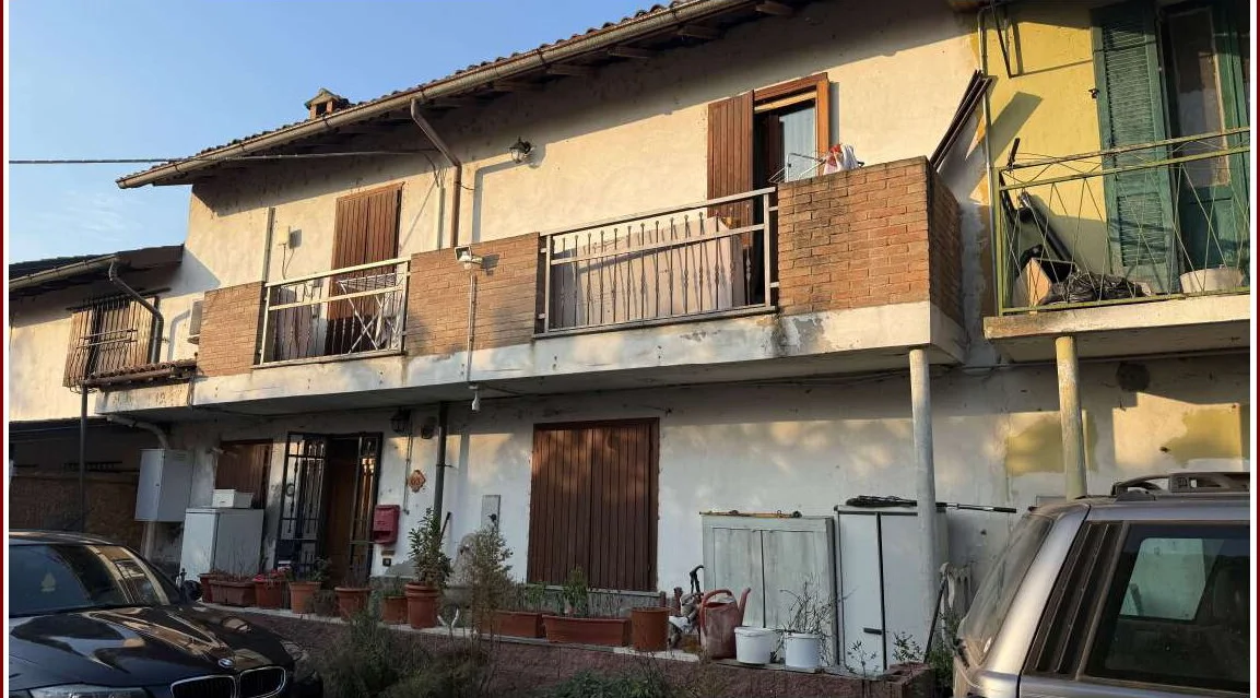 Abitazione con autorimessa, depositi e terreno agricolo a Garlasco
