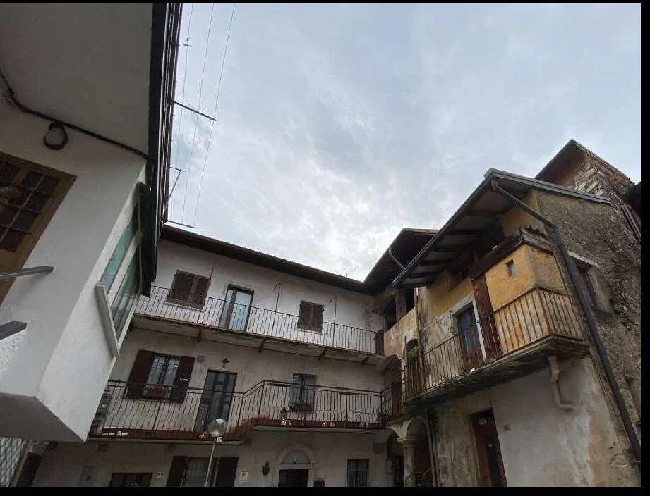 Immobile di corte in ristrutturazione nel centro storico di Besano