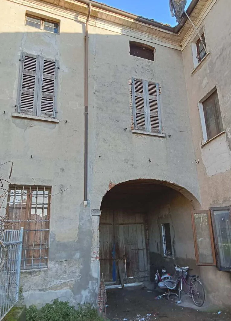 Compendio immobiliare in Volongo: abitazione, magazzino e autorimessa