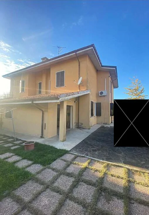 Porzione di villa bifamiliare con garage a Pegognaga
