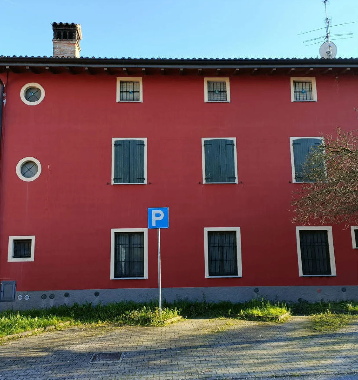 Compendio immobiliare in Chieve: due appartamenti, autorimessa e aree comuni