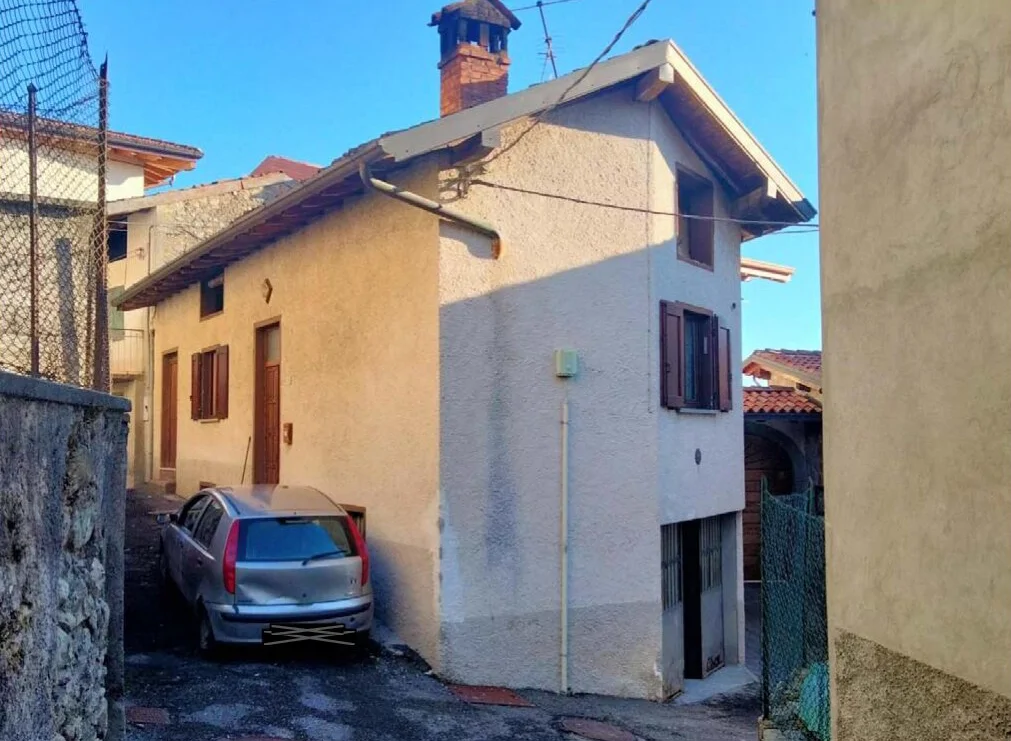 Casa unifamiliare in centro storico a Bossico