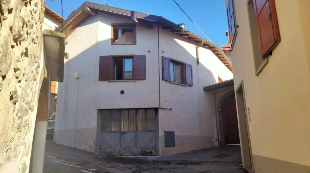 Casa unifamiliare in centro storico a Bossico