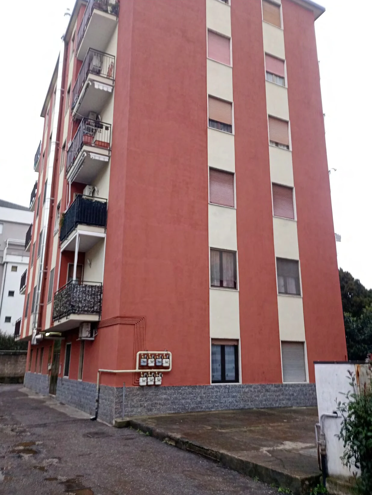Appartamento al piano terra con cantina in Caronno Pertusella