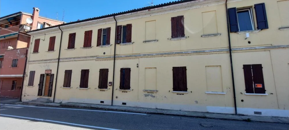 Appartamento con cantina, orto e autorimessa in Chignolo Po