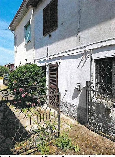 Fabbricato residenziale su due piani con terreno e cortile a Rea