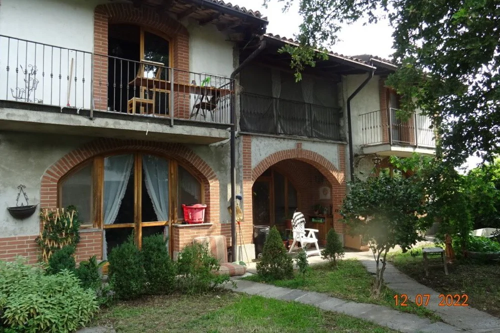 Fabbricato indipendente su due piani con giardino e tettoia