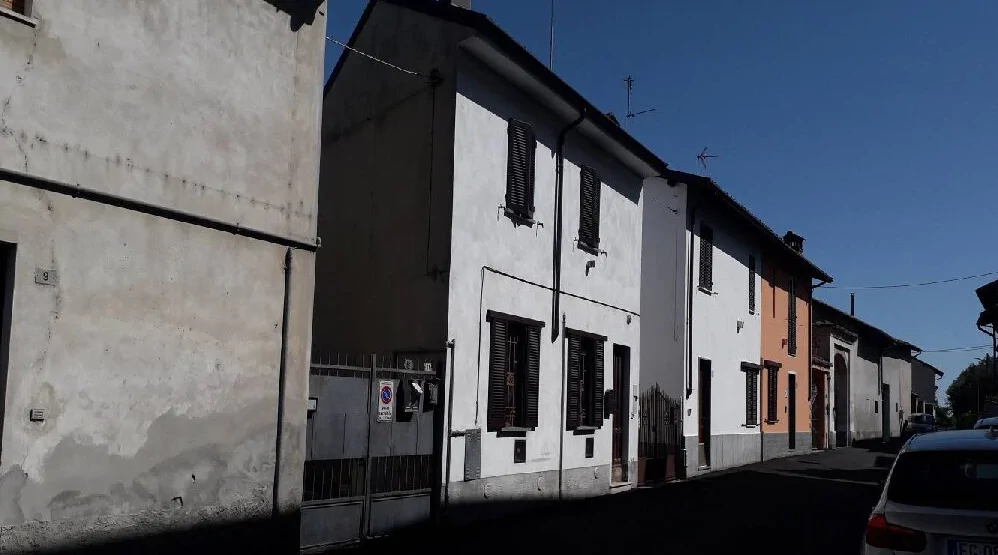 Abitazione popolare a due piani con accessorio e corte in Pieve Albignola