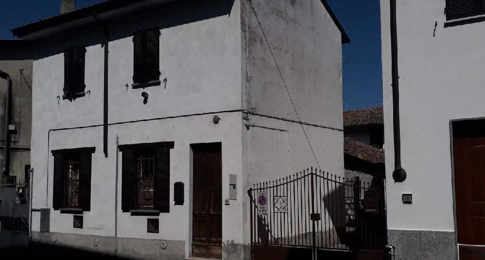 Abitazione popolare a due piani con accessorio e corte in Pieve Albignola